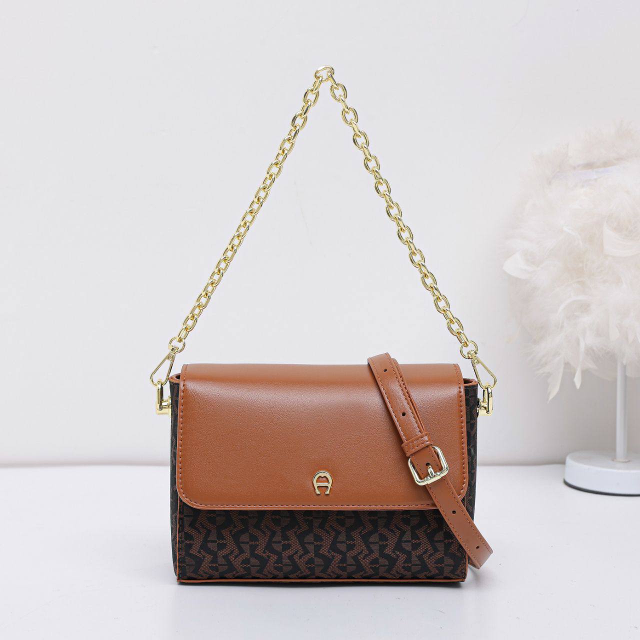 Aigner

95 dhs🗽

with box
🎁🎁🎁

23*8*15

Zain07
♥️♥️♥️
