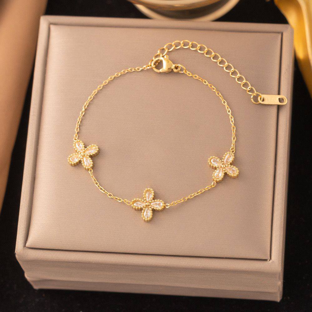 New arrival Stainless steel with 18k gold plated bracelet Non tarnish 
30 dhs🪙🖤 

Zain243
♥️♥️♥️
