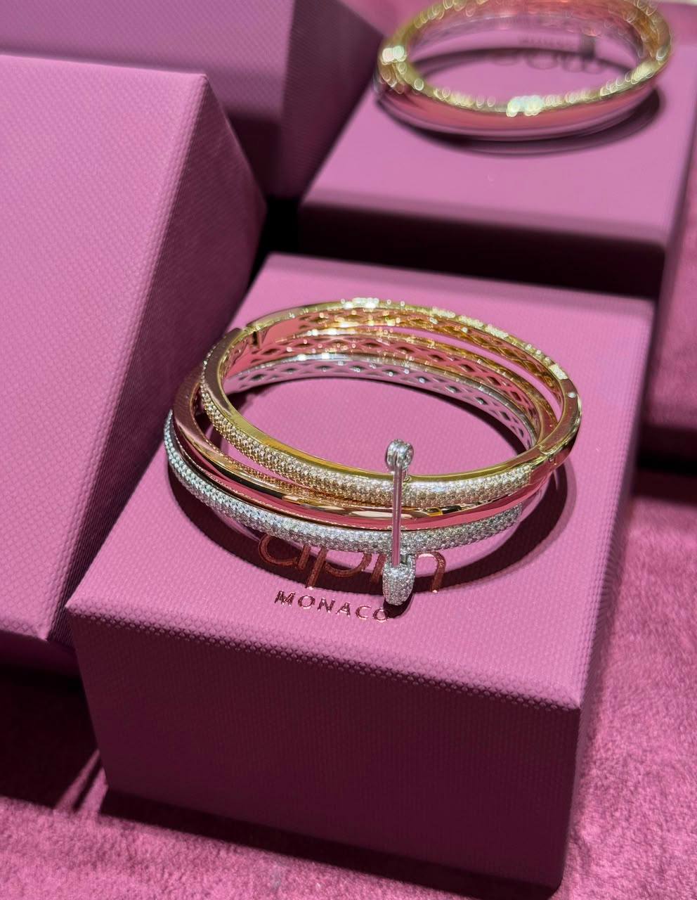Apm 
Bangle 💥
Super master quality 💯
With normal boxes 🗃️ 
105 dhs🇦🇪🇦🇪🇦🇪

With master box 📦 
115 dhs🇦🇪🇦🇪🇦🇪

Zain216
♥️♥️♥️