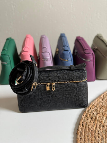 LORO PIANA
19cm
320 dhs❣️
Top quality 
With box🎁

Zain167
♥️♥️♥️