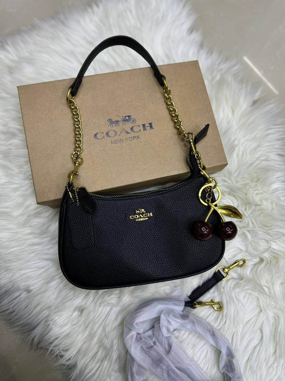 🍒 Coach Teri 
1️⃣ First quality +🎁
Size : 24 * 15 * 7 cm
85 dhs✅
with 🍒box 🎁

Zain115
♥️♥️♥️