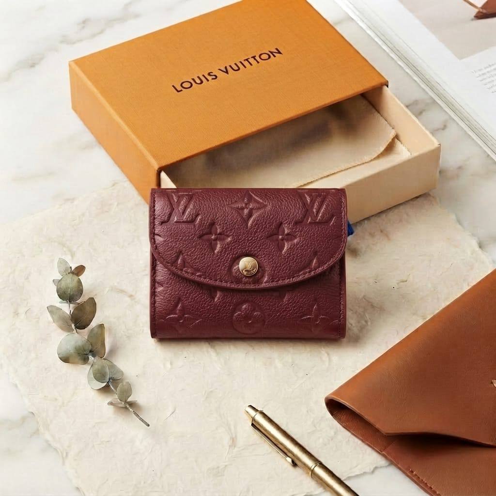 LV
SMALL WALLET
ᴛʀɪ- ғᴏʟᴅ ᴢɪᴘᴘᴇʀ ᴀɴᴅ ᴄᴀʀᴅ
ᴇᴍᴘʀᴇɪɴᴛᴇ/ᴍᴏɴᴏɢʀᴀᴍ
ɢᴏʟᴅ ʜᴀʀᴅᴡᴀʀᴇ
sɪᴢᴇ : 12.5  cm
ᴡɪᴛʜ BOX

45 dhs✅

Zain31
♥️♥️♥️
