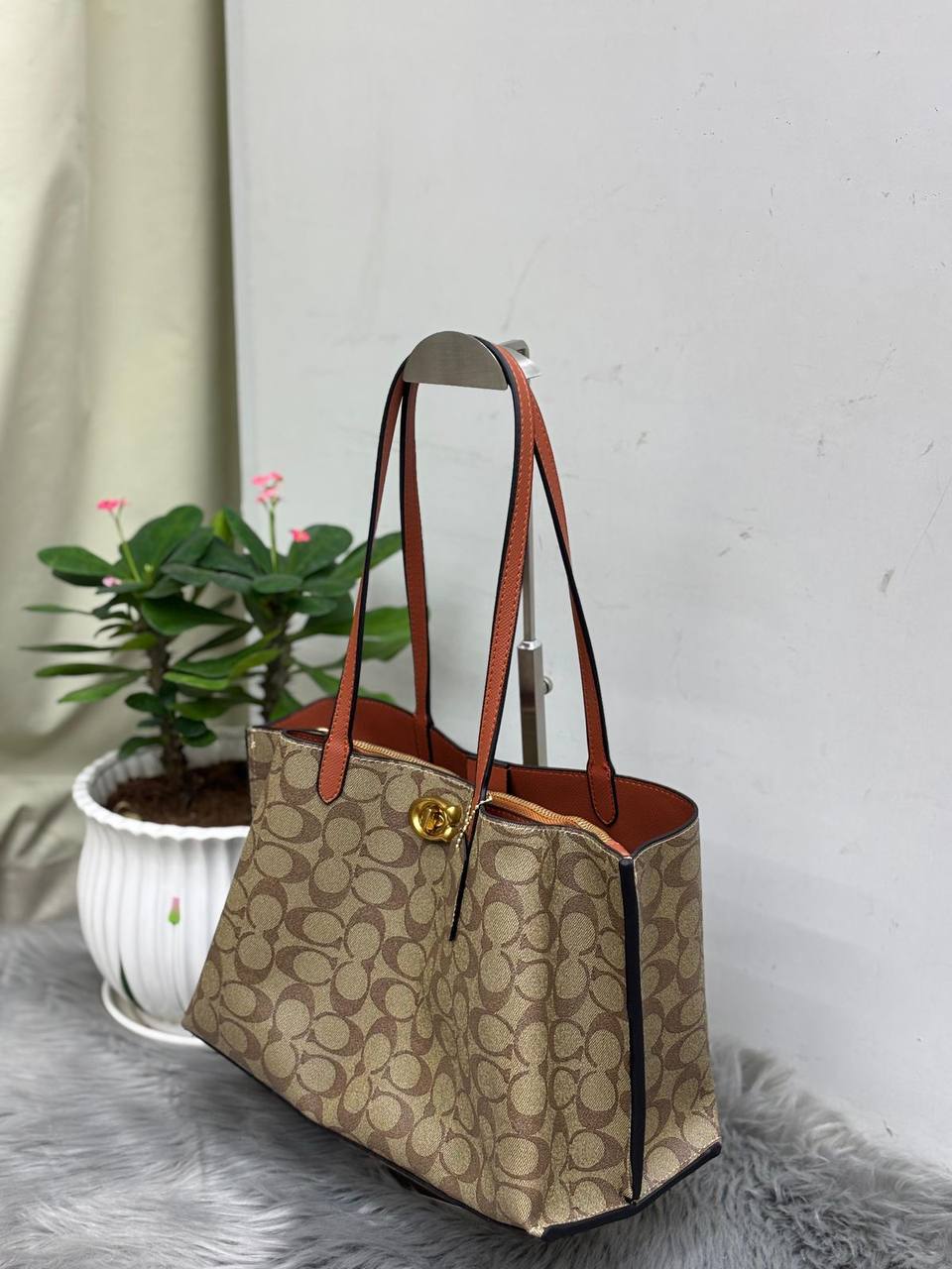 Coach
95 dhs✅

Zain244
♥️♥️♥️