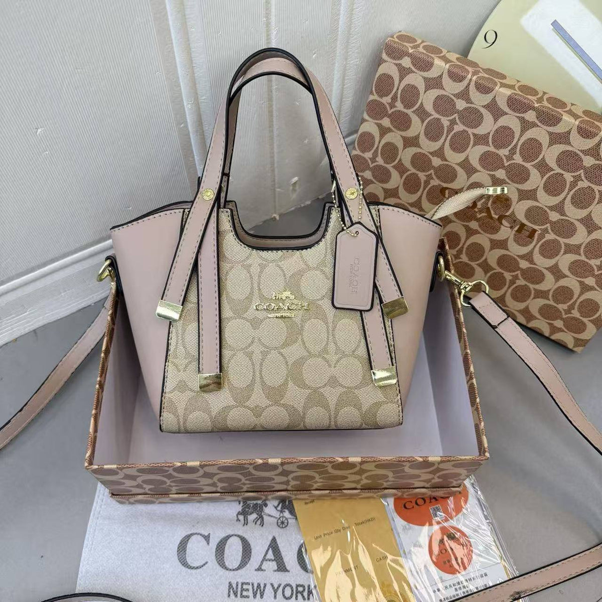 Coach 

with box 🎁
80 dhs

Zain232
♥️♥️♥️
