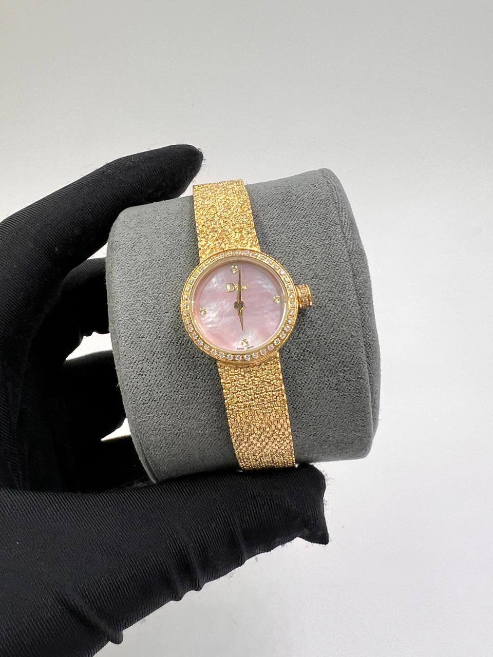 Dior

with box 
280 dhs🇦🇪🇦🇪

19mm

Zain85
♥️♥️♥️
