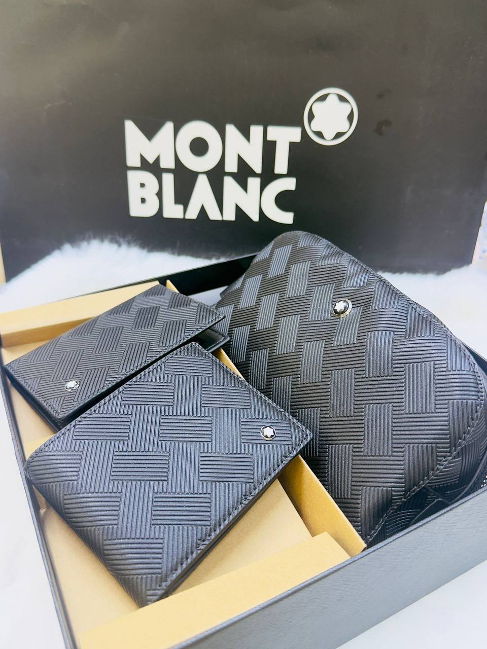 Set 

95 DHS🪙🌨️

WITHBOX AND PAPER BAG 💼
🎁🎁🎁

Zain40
♥️♥️♥️