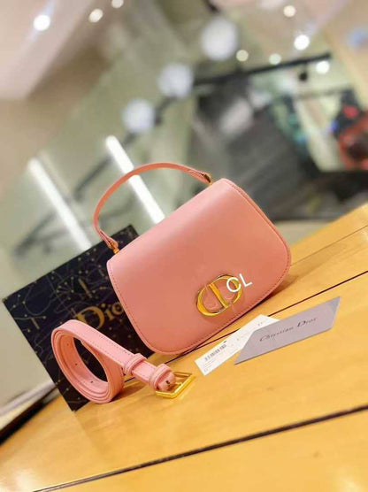 Dior 
Good  Quality 
With Box 
🎁🎁🎁

90 dhs🪙💕

Zain250
♥️♥️♥️