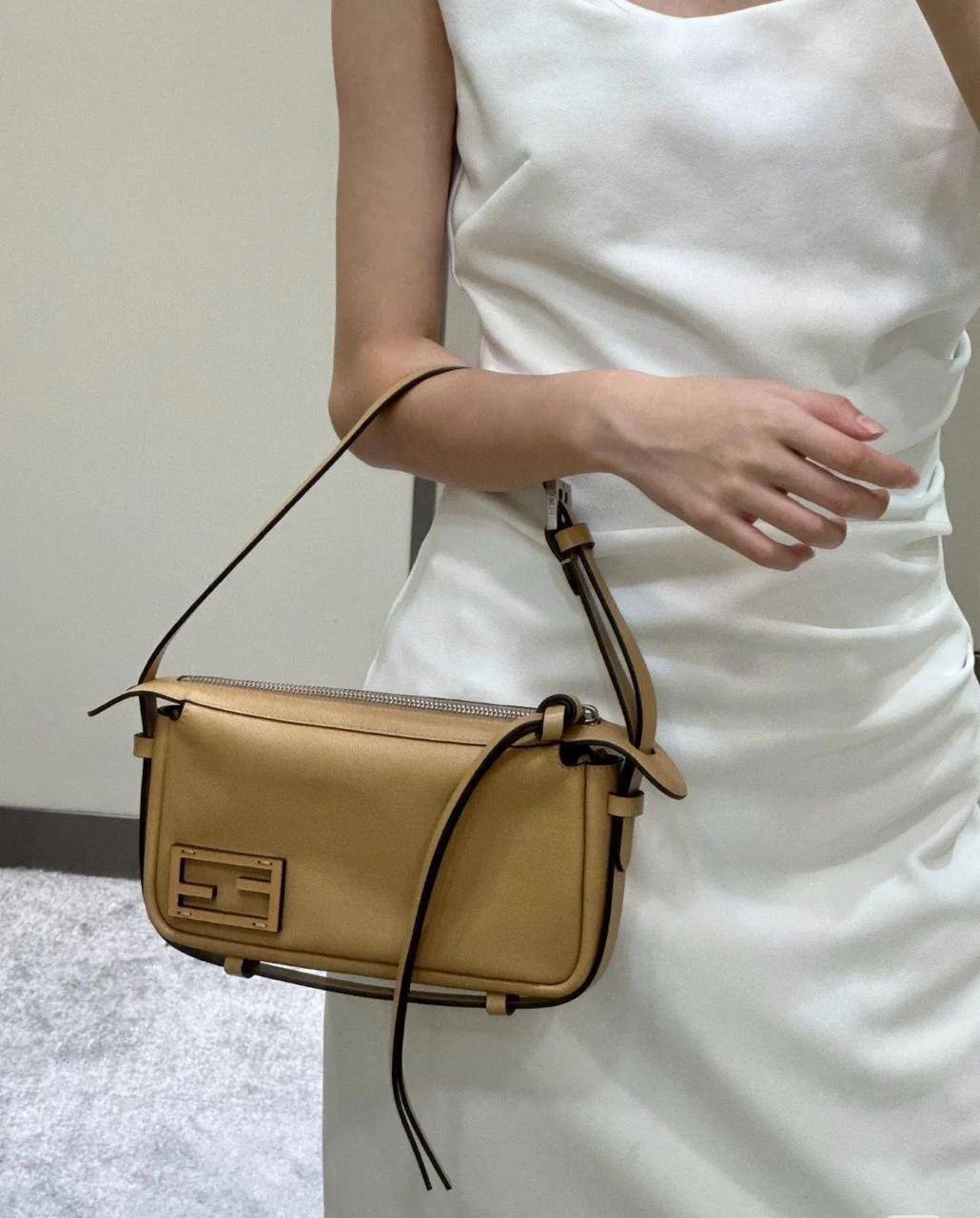 Fendi simply
1⃣️ First quality +🎁
Size : 25 * 13 * 6 cm
85 dhs🪙🌨️

with box 🎁

Zain115
♥️♥️♥️