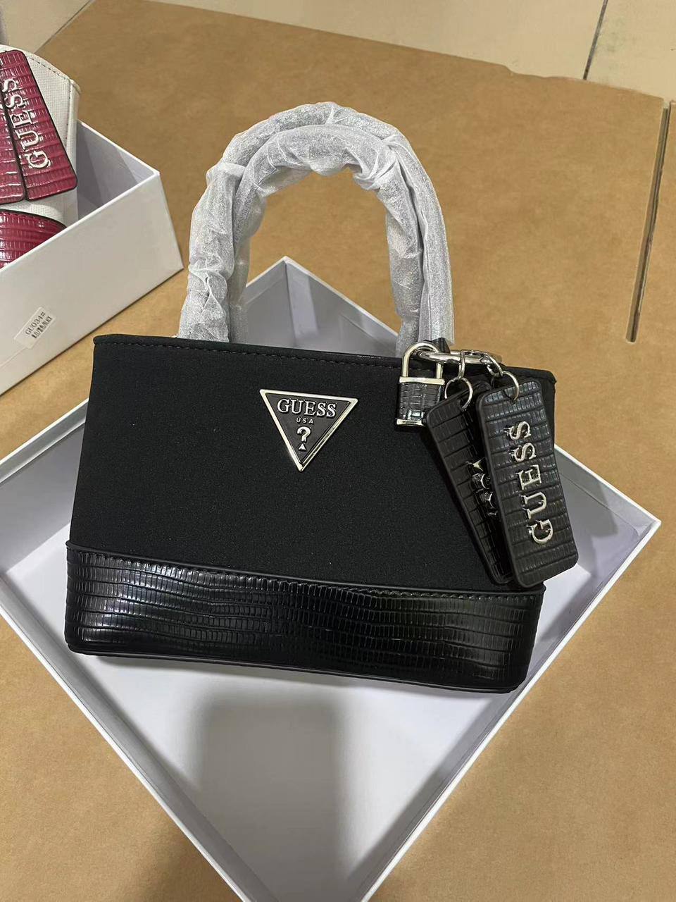 Guess
Best quality 

with box’s 
🎁🎁🎁

95 dhs🪙🖤
size 20cm

Zain158
♥️♥️♥️
