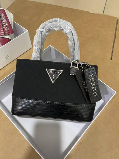 Guess
Best quality 

with box’s 
🎁🎁🎁

95 dhs🪙🖤
size 20cm

Zain158
♥️♥️♥️