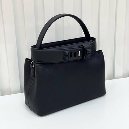 Hermes 💕💕🙋🏻‍♀️
Master 👌
Premium quality 28cm🥰 
420 dhs❣️

Zain228
♥️♥️♥️
