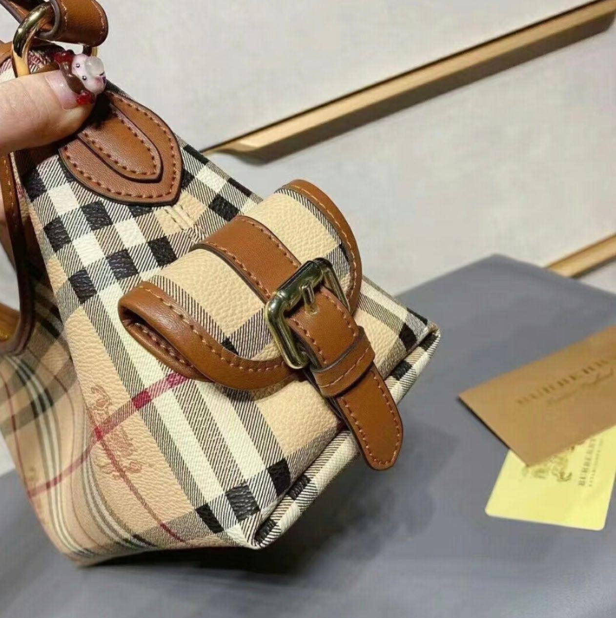 BURBERRY
 GOOD QUALITY 
WITH BOX 
🎁🎁🎁

85 dhs✅

Zain39
♥️♥️♥️