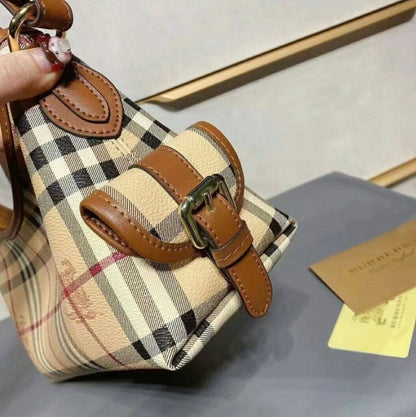 BURBERRY
 GOOD QUALITY 
WITH BOX 
🎁🎁🎁

85 dhs✅

Zain39
♥️♥️♥️