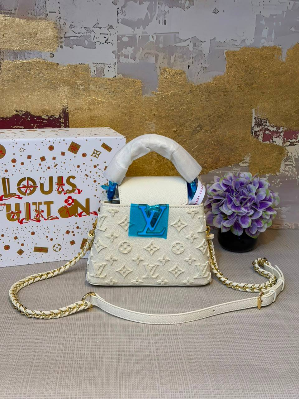 LV
Master
330 dhs🇦🇪🇦🇪
Size 21cm

Zain175
♥️♥️♥️