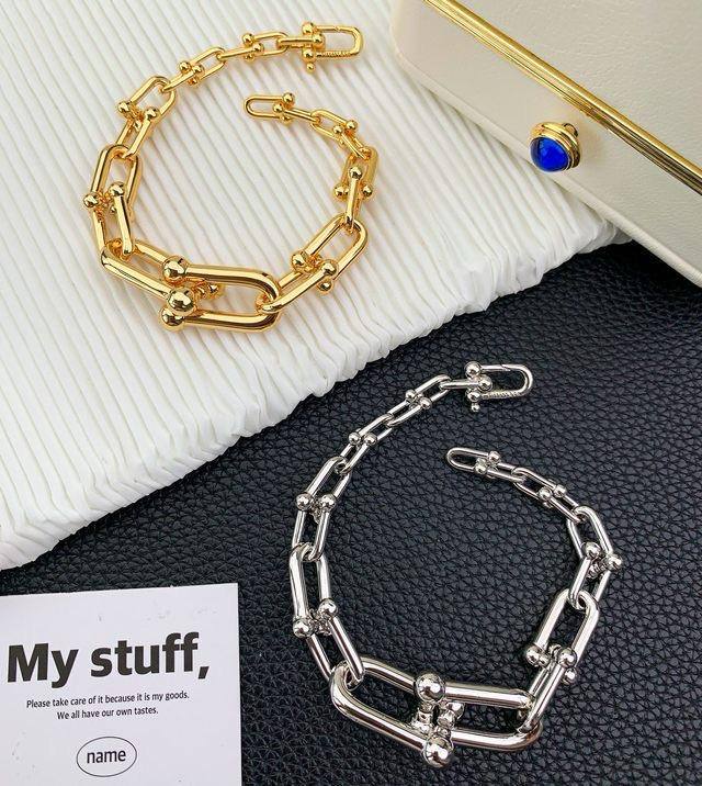 *TIFFANY* _Set_
     _Necklace_
     _Bracelet_
280 dhs🪙🌨️
         _With_
*Good Box* 📦
*Master Quality*✨✅

Zain89
♥️♥️♥️