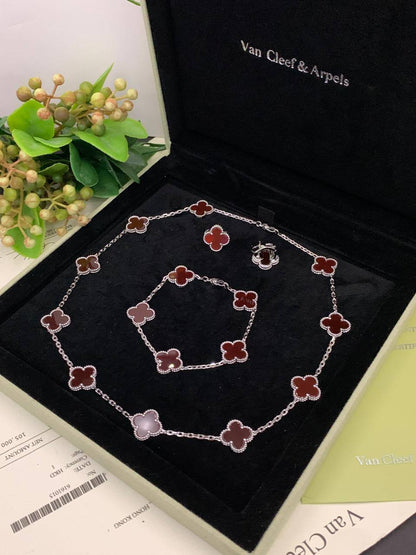 VCA SET
MASTER✨💫
10 FLOWER NECKLACE
5 FLOWER BRACELET
1 FLOWER EARRINGS
WITH BOX AND PAPER BAG🛍️🎁
 230 DHS🇦🇪🇦🇪✨💫
ALL COLORS AVAILABLE

Zain89
♥️♥️♥️