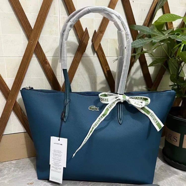 Lacoste
45 dhs🪙🖤
size 43×28×12cm

Zain42
♥️♥️♥️