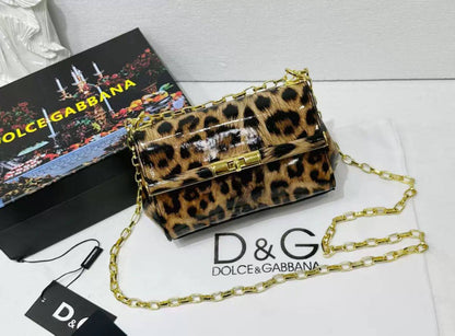 D&G

good quality 

with box
🎁🎁🎁

100 dhs✅

Zain39
♥️♥️♥️
