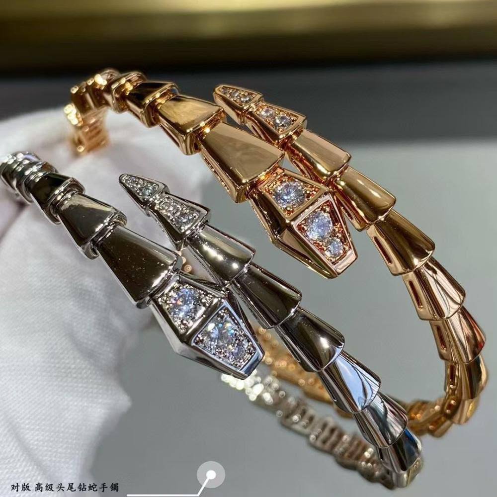 BVLGARI 
Bangle 🦋 
Master quality 💯
With normal boxes 🗃️ 
 85 dhs🇦🇪🇦🇪


With master box 📦 
125 dhs🇦🇪🇦🇪

Zain216
♥️♥️♥️