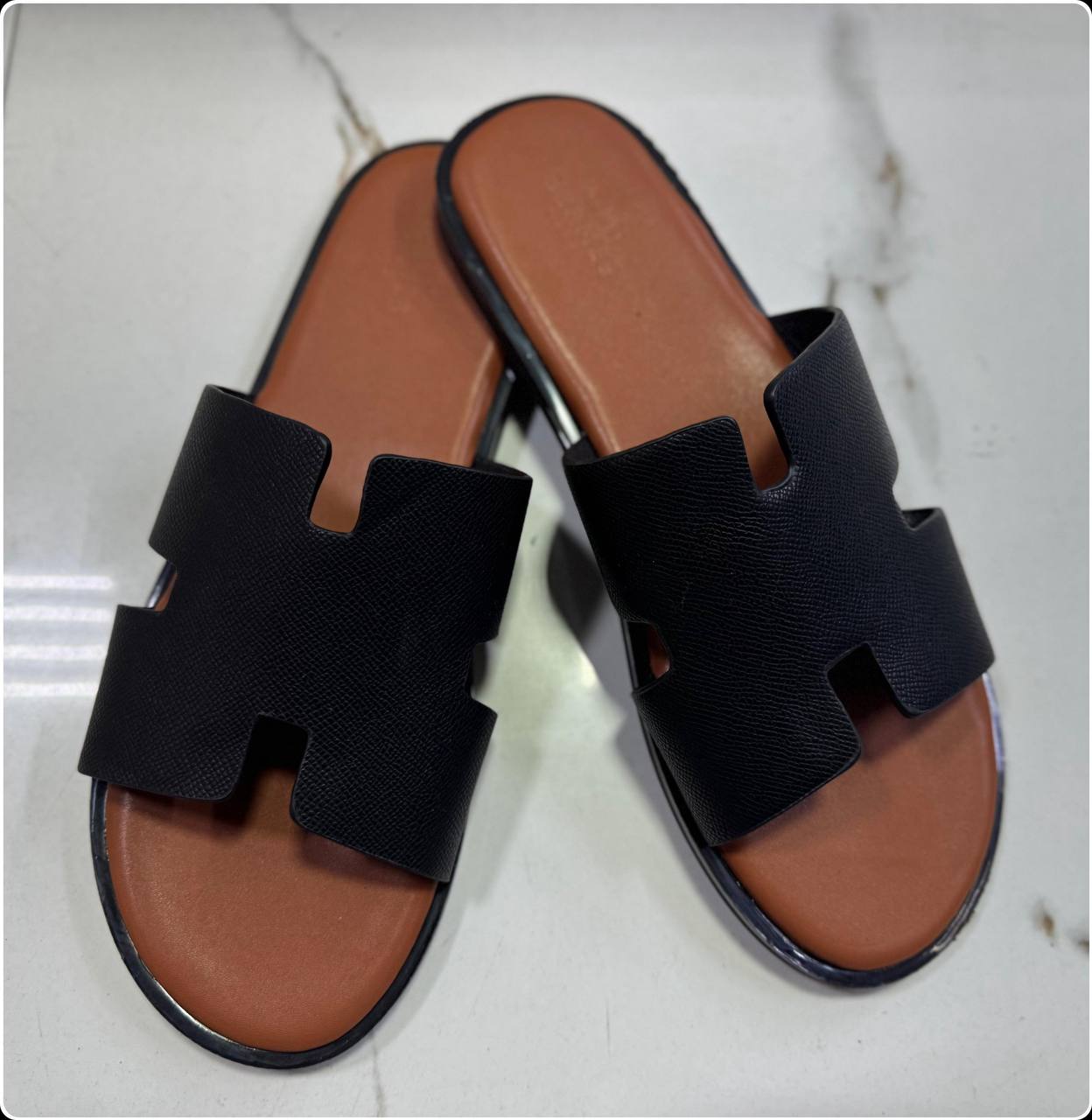 Hermes 
Slippers 
Mens 
Sizes 40-45 
75 dhs🇦🇪

Zain232
♥️♥️♥️