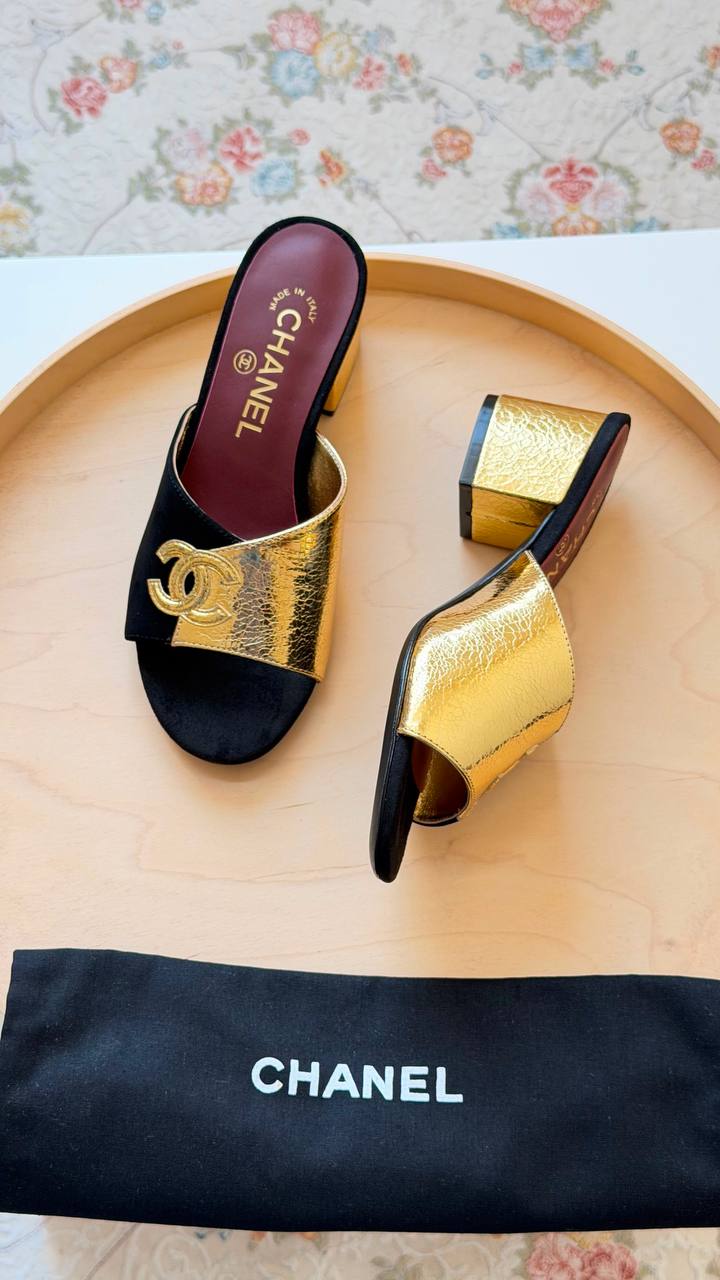 CHANEL
Master quality 
Size: 36 to 41
450 dhs💛

Zain318
♥️♥️