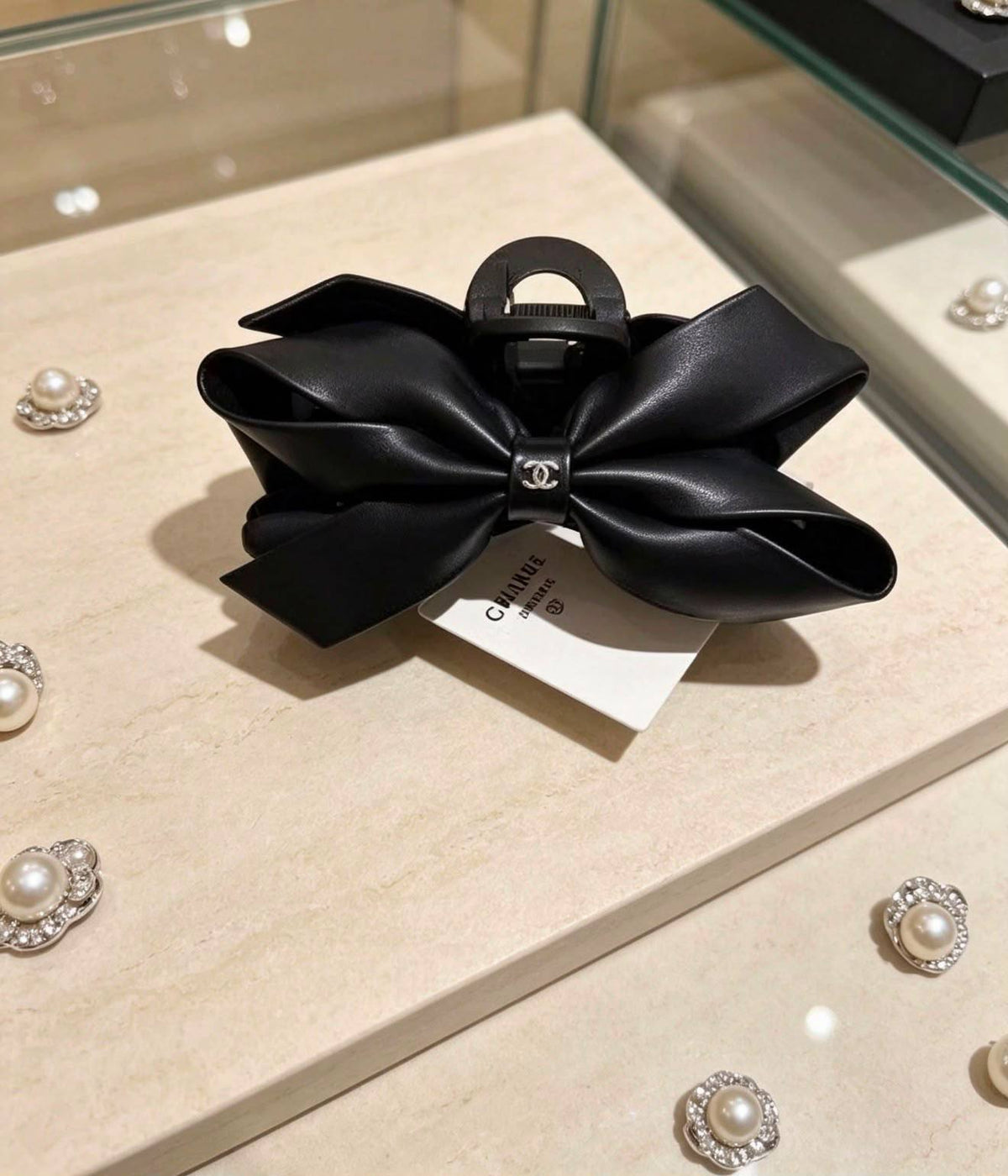Chanel hair clip
Master quality 

55 dhs🇦🇪
with bag 

Zain48
♥️♥️♥️
