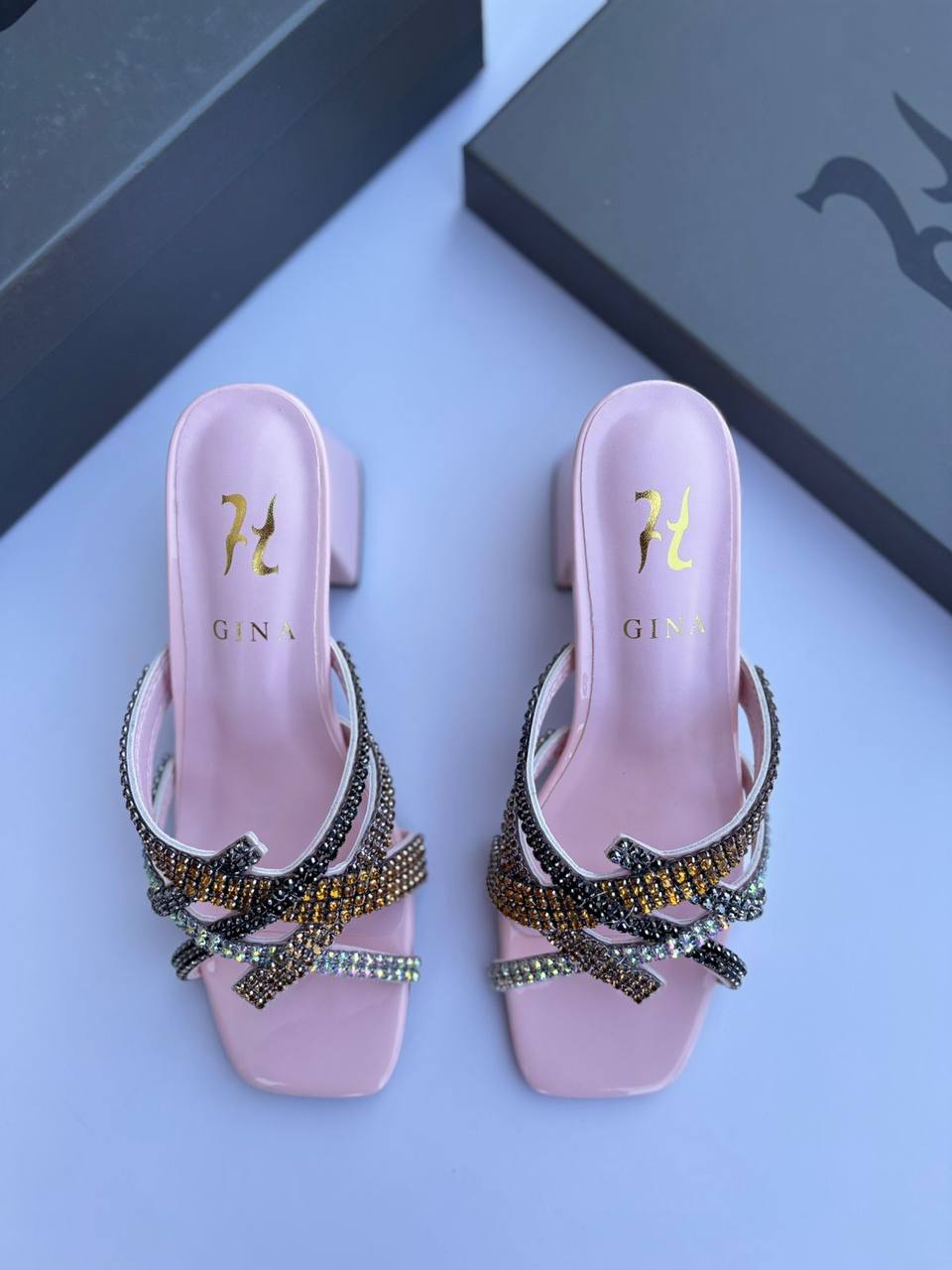 Gina 
120 dhs🪙🌨️
Size 36-42

Zain55
♥️♥️♥️