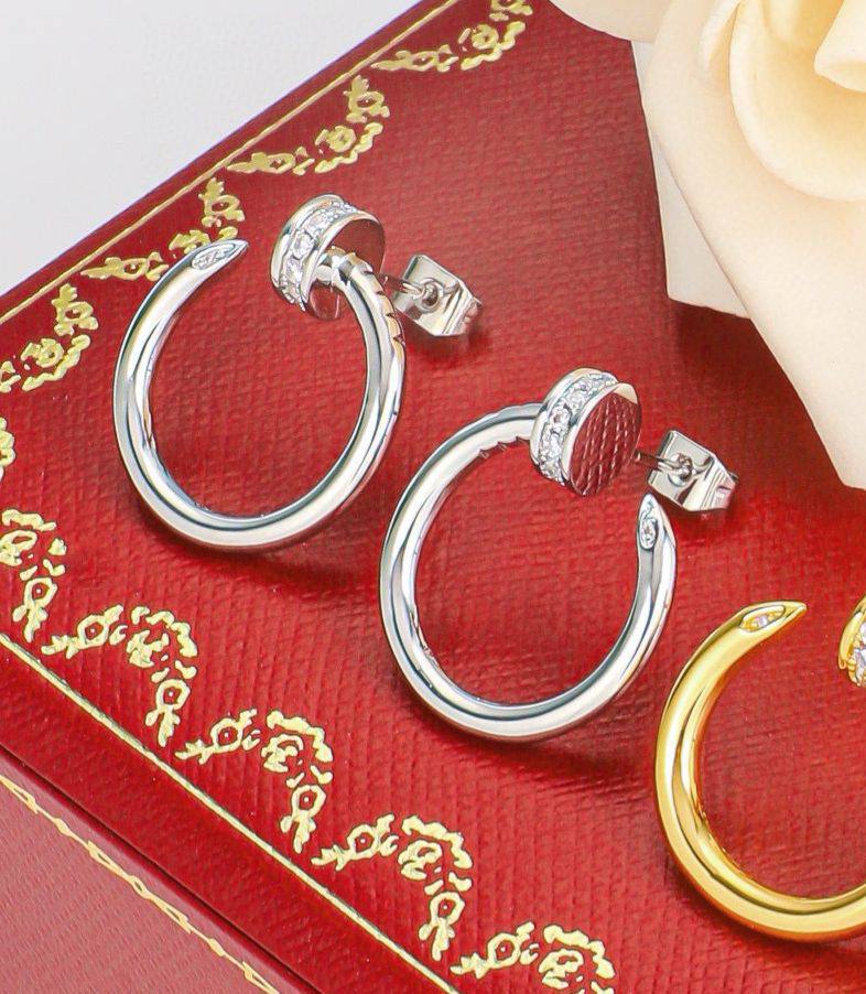 cartier Set🦋*
Necklace ❤️‍🔥
Earring❣️
Master quality 💯
With normal boxes 📦 
80 dhs🪙🖤
With master box 🗃️ 
120 dhs🪙🖤

Zain216
♥️♥️♥️