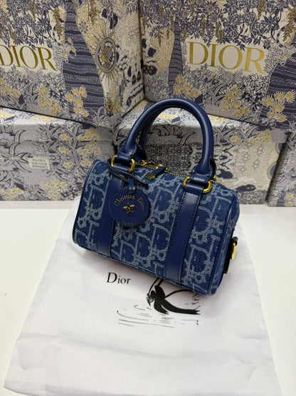 Dior
110 dhs🪙🌨️

size:18CM
Good quality 

with box
🎁🎁🎁

Zain35
♥️♥️♥️