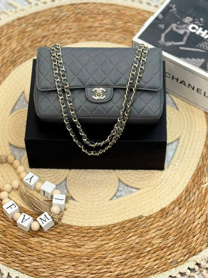 Chanel 
Master ❣️❣️
25Cm With Box 💼
Caviar Silver&Gold Hardware 
250 dhs🇦🇪🇦🇪

Zain131
♥️♥️♥️