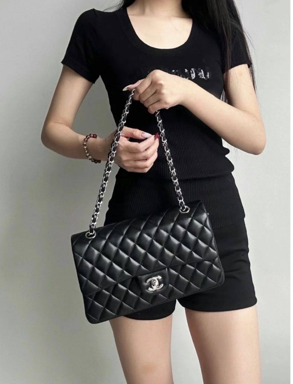 Chanel
100 dhs💓
size：24cm
High-quality 

with box🎁🎁🎁

Zain35
♥️♥️♥️