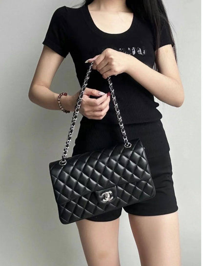 Chanel
100 dhs💓
size：24cm
High-quality 

with box🎁🎁🎁

Zain35
♥️♥️♥️