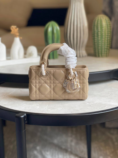 DIOR
Size- 16Cm💥
Available original box 📦 
With full packing 🎀🎀
Super high quality 💥💥
For Price 👇 WhatsApp✅
0568585901 
0507557372
0552275751 Owner Zain 👌

Zain283
♥️♥️♥️