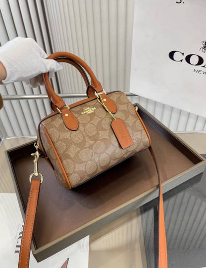 Coach

90 dhs🇦🇪🇦🇪

size：16cm
With the box

Zain35
♥️♥️♥️