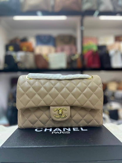 Chanel
120 dhs✅ 
With Box

Zain50
♥️♥️♥️