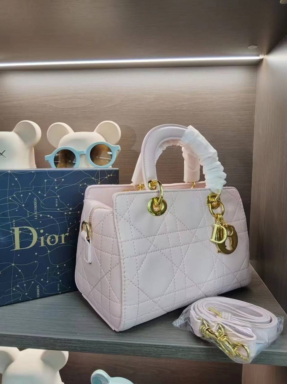Dior

125 dhs✅

with box
🎁🎁🎁

High quality

Zain26
♥️♥️♥️