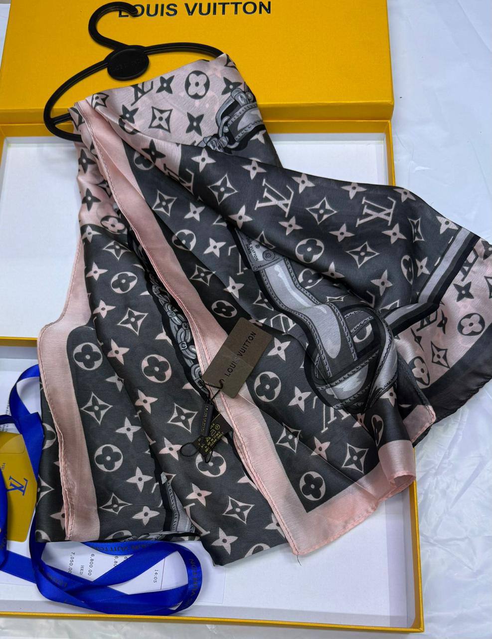 LV - Gucci
Silk scarf 
40 dhs✅
55 dhs✅ 

with box🎁🎁🎁

Zain93
♥️♥️♥️