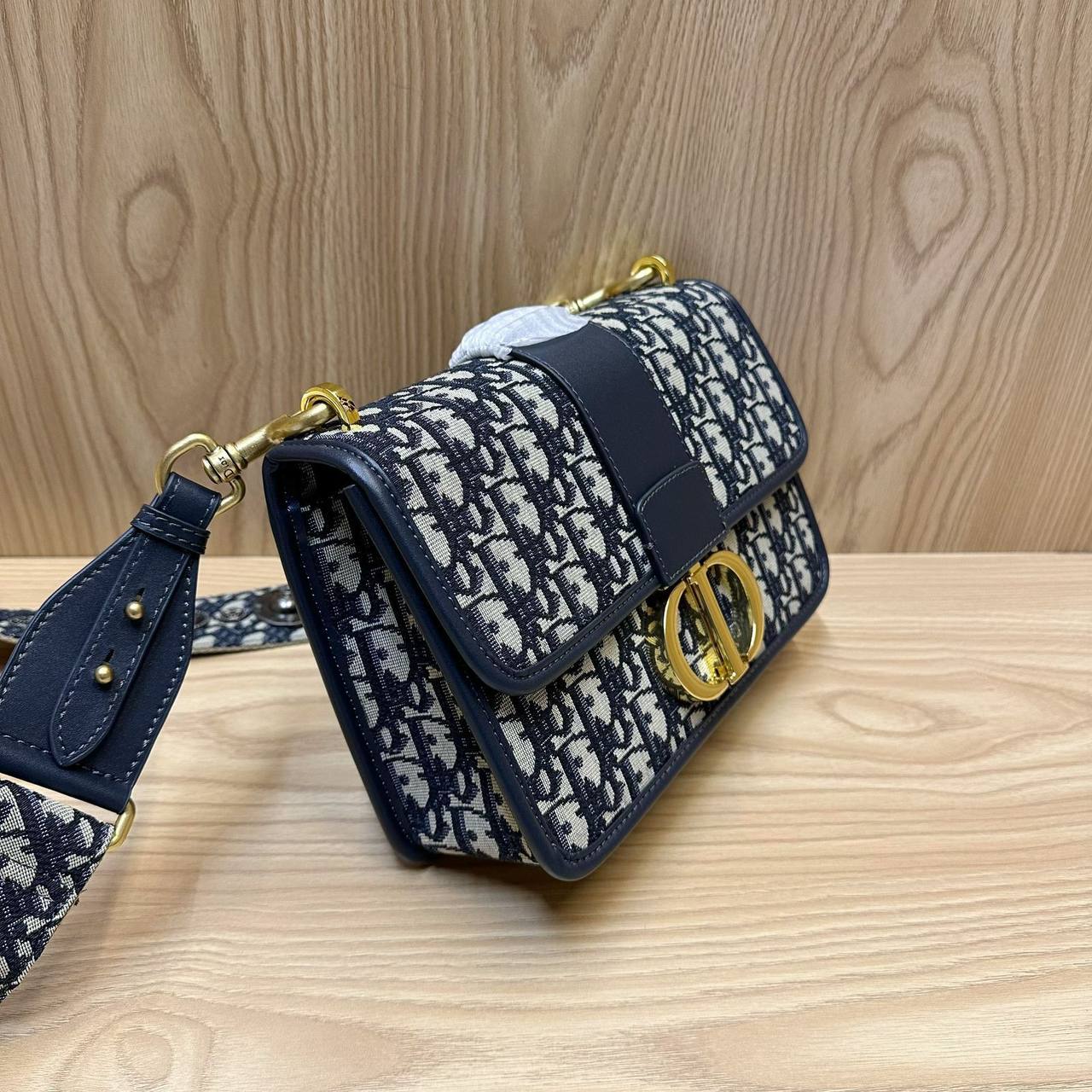 DIOR MASTER QUALITY WITH BOX
185 dhs 

Zain39

♥️♥️♥️