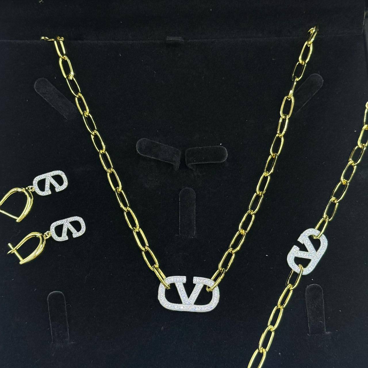 SET ❤️‍🔥*
Necklace 🐦‍🔥
Earring🌸
Bracelet ✨
Ring 💍 
good quality 💯
With normal boxes 🗃️ 
And paper bag 🛍️
50 dhs🌺

Zain216
♥️♥️♥️