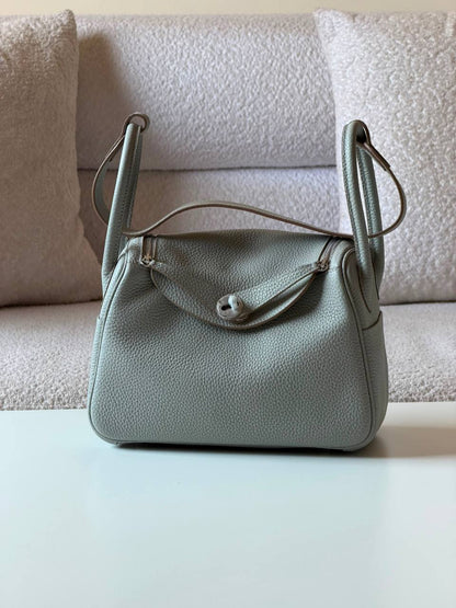 Hermes Lindy 26cm💕super master quality😍with box❤️
460 dhs💓

Zain52
♥️♥️♥️