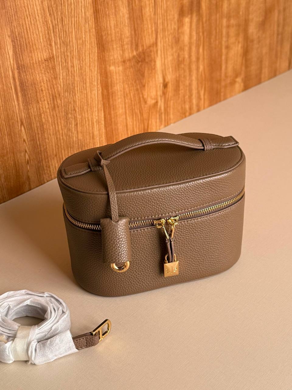 New Collection

 LORO PIANA

 MEKUP BAG 
21cm
330 dhs🇦🇪🇦🇪

Master quality 
With box🎁
Zain167
♥️♥️♥️