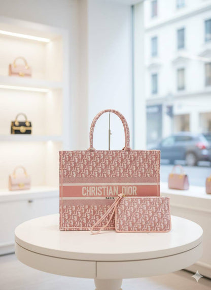 CHRISTIAN DIOR
ʙᴏᴏᴋᴛᴏᴛᴇ ᴛᴏᴛᴇʙᴀɢ
ᴡɪᴛʜ ᴢɪᴘᴘᴇʀ ᴘᴏᴜᴄʜ
ᴄᴀɴᴠᴀs ᴇᴍʙʀᴏɪᴅᴇᴅ 
sɪᴢᴇ : 41 cm

110 dhs🪙🌨️

Zain31
♥️♥️♥️