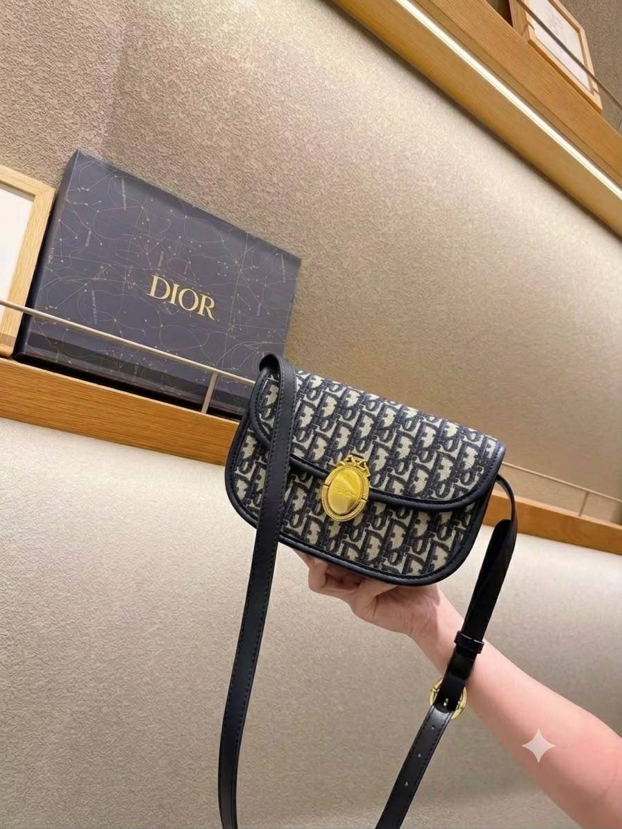 DIOR
Best quality 

with box
110 dhs🇦🇪🇦🇪

size 23CM

Zain290
♥️♥️♥️