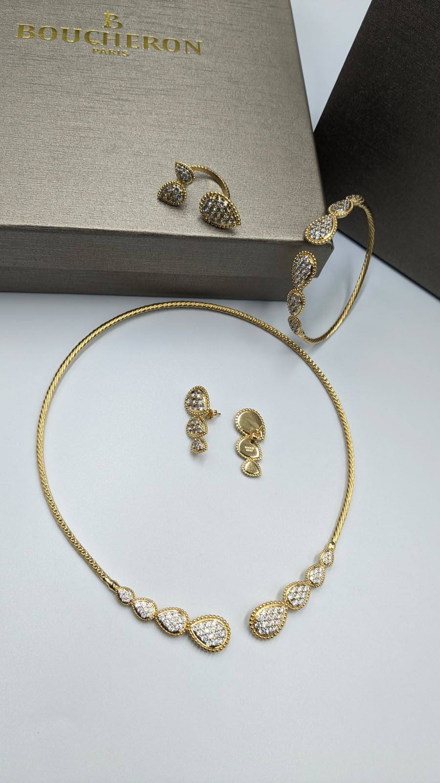 Boucheron
Master Quality
Necklace, Earrings, Bracelet & F. Ring
350 dhs🇦🇪
 with Good Box 🎁

Zain210
♥️♥️♥️