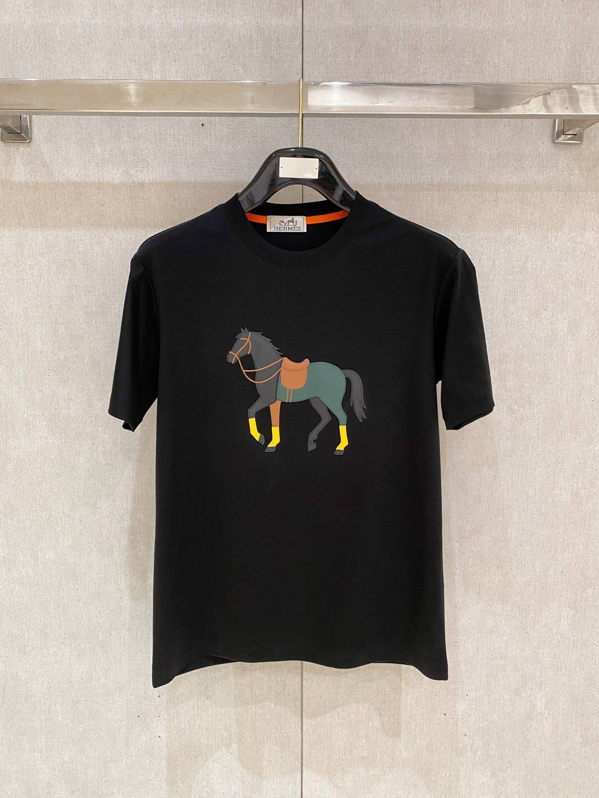 HERMES
Men’s Tshirt 
Master Quality 
SMLXLXXL 
300 dhs✅

Zain276
♥️♥️♥️