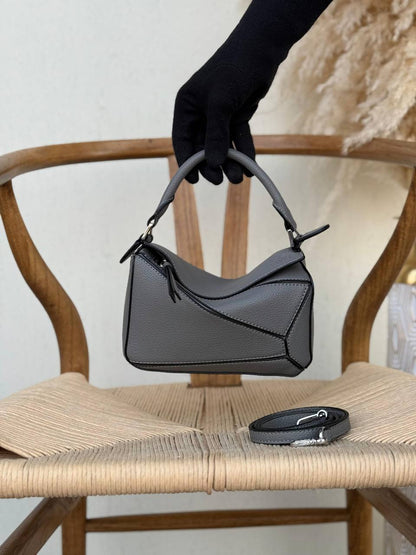 LOEWE
18cm
340 dhs💓
Top quality 
With box🎁

Zain167
♥️♥️♥️