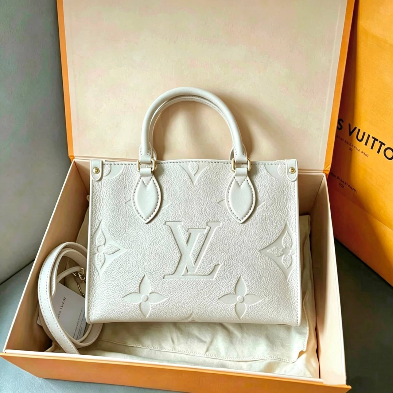 LOUIS VUITTON 

ON THE GO SMALL SIZE 

NEW CAME 

GOOD QUALITY 

WITH BOX 

90  DHS🇦🇪🇦🇪🇦🇪

Zain295
♥️♥️♥️