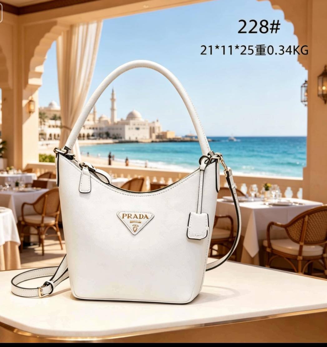 Prada 
90 dhs✅

Zain07
♥️♥️♥️