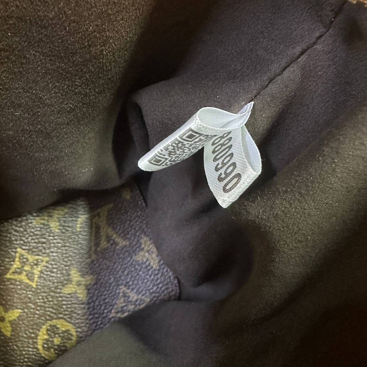 LV
 NEW CAME GOOD QUALITY 

WITH BOX 
🎁🎁🎁

100 dhs🌺

Zain39
♥️♥️♥️