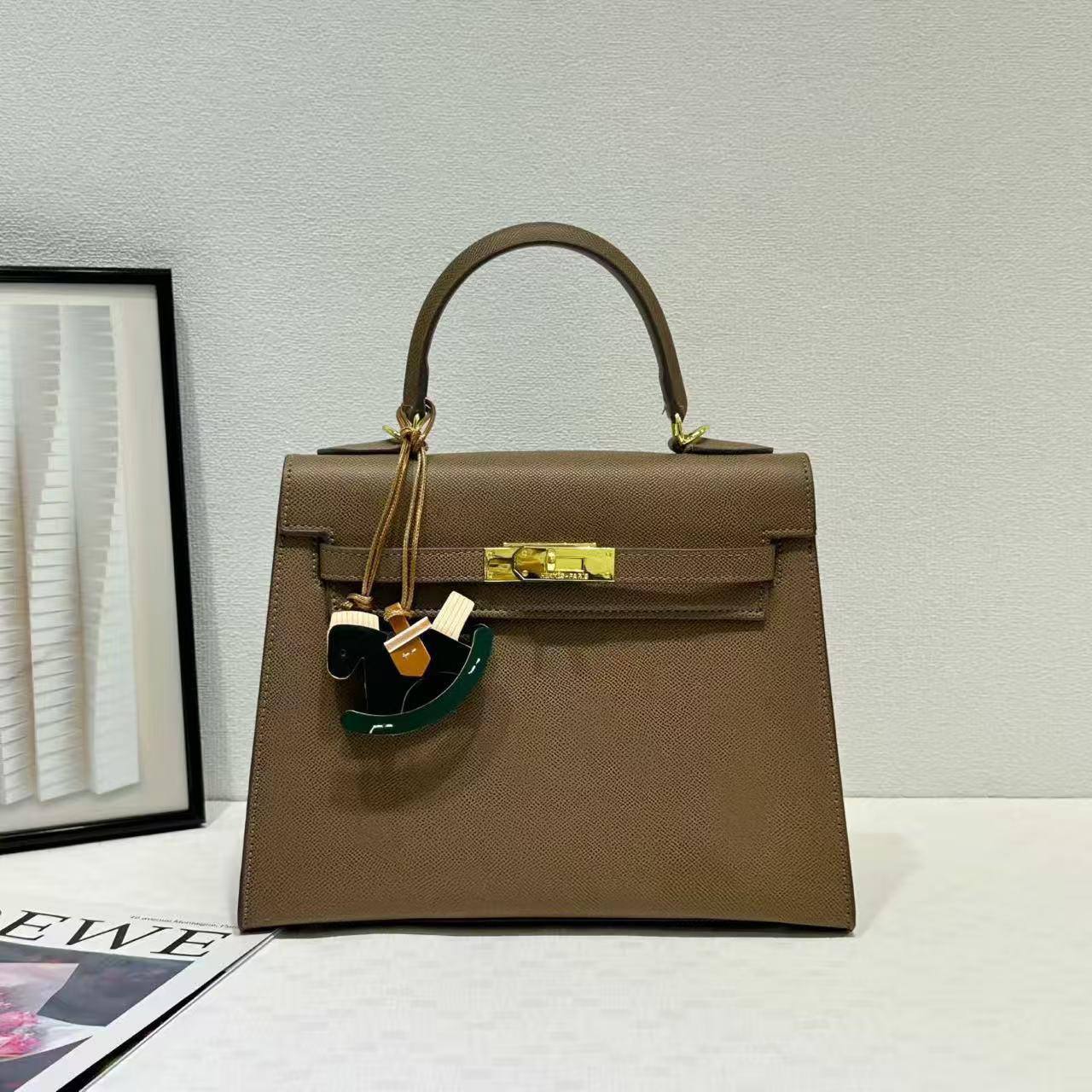 Hermes

with box
🎁🎁🎁

105 dhs💓

Zain143
♥️♥️♥️